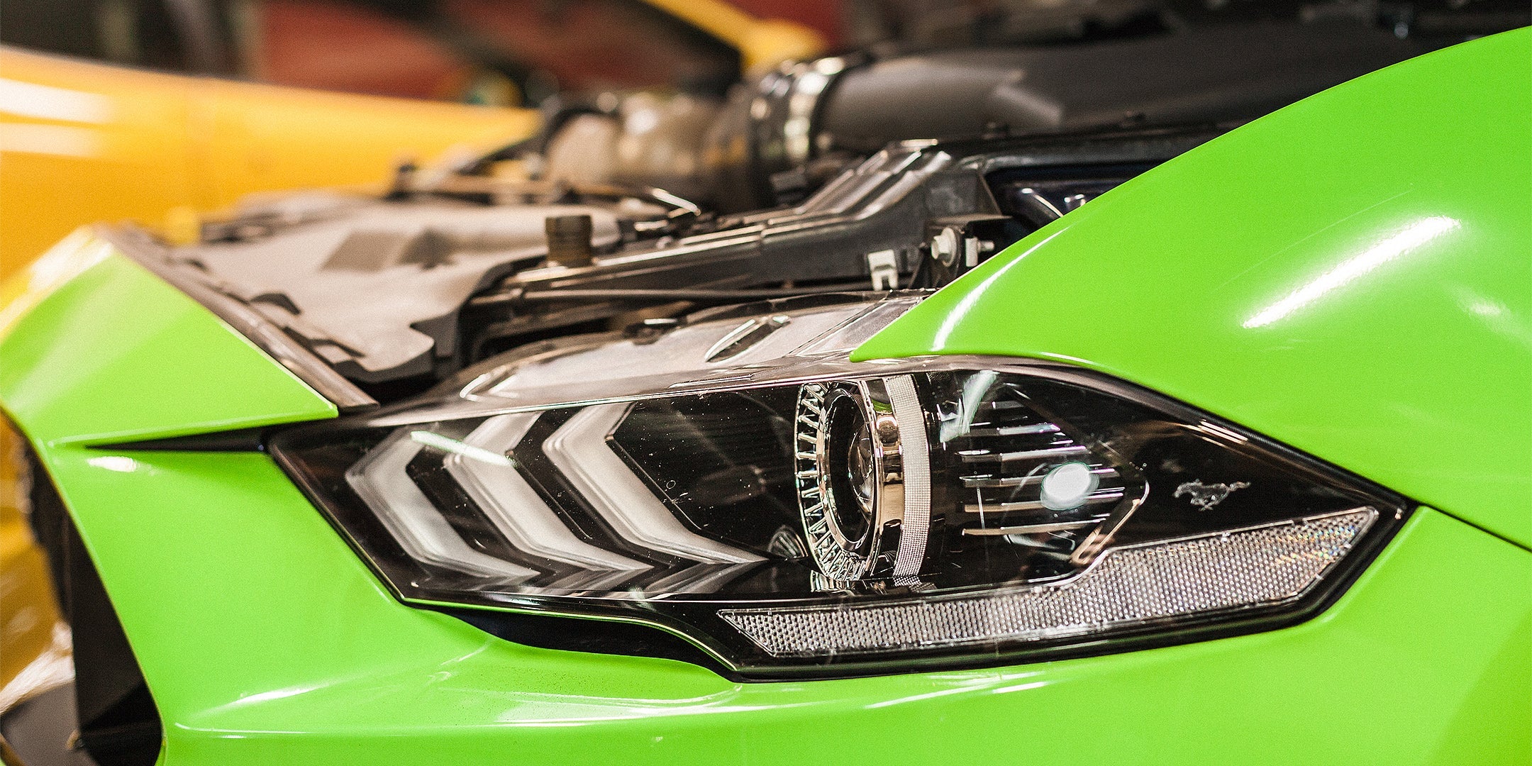 Ford Mustang VI mit offener Motorhaube