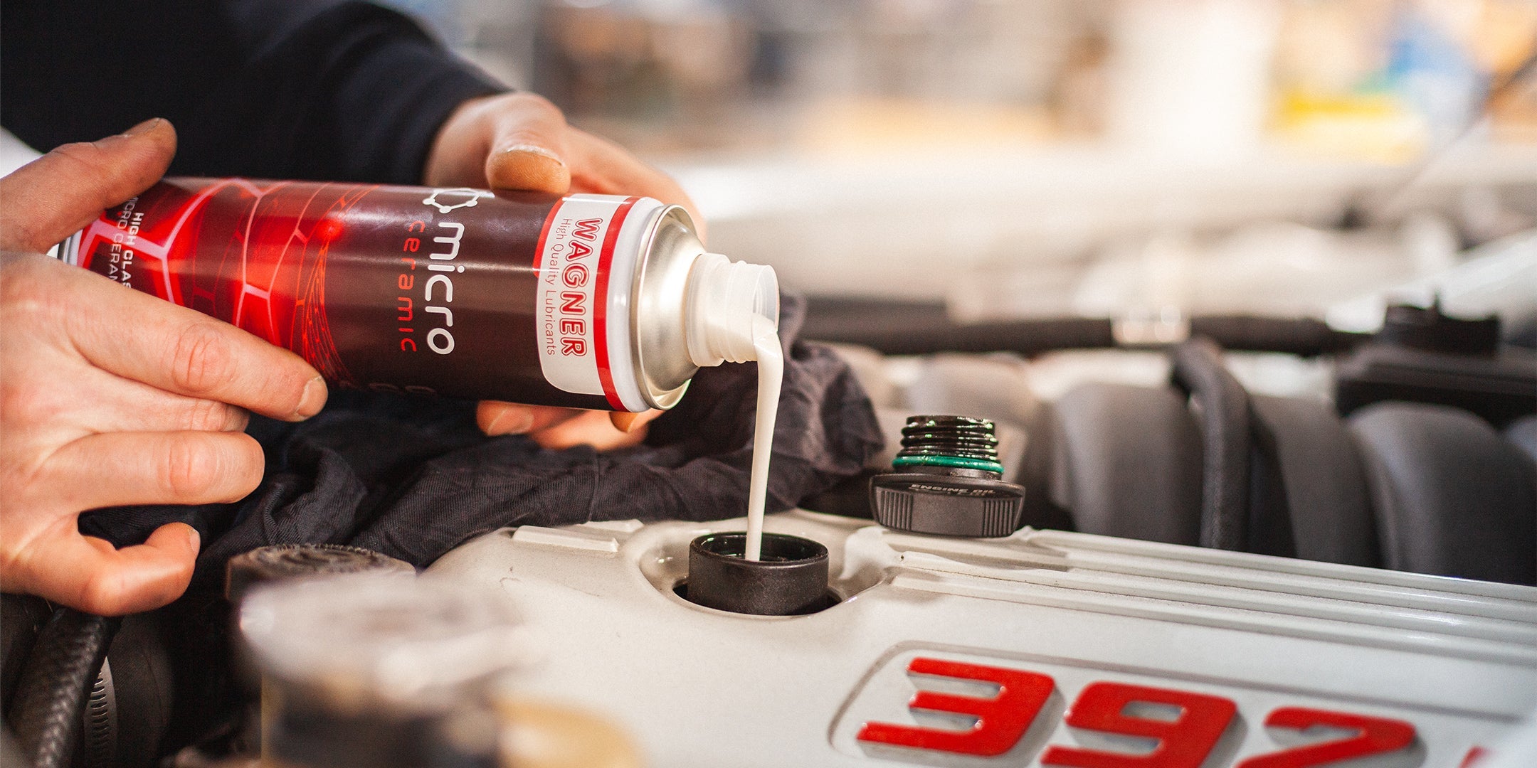 Einfüllen von Micro Ceramic in den Motor